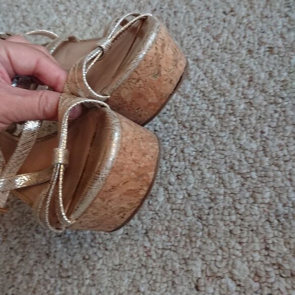 Kate Spade New York 10 GOLD METALLIC LEATHER Cork WEDGE Strappy SANDALS size 6M - Picture 7 of 11